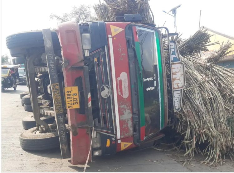 गन्ने से भरा ट्रक पलटा, राहगीरों ने घायल ई रिक्शा चालक को गन्नों के ढेर से निकाला