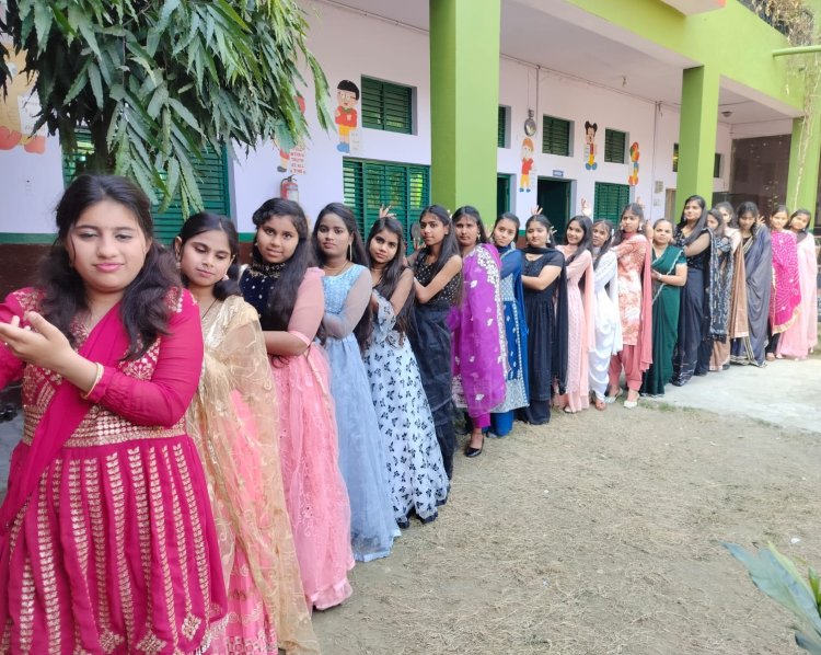 फाल्गुन महोत्सव में लोकगीतों पर झूमे अर्वाचीन इंटर कॉलेज के छात्र व छात्राएं