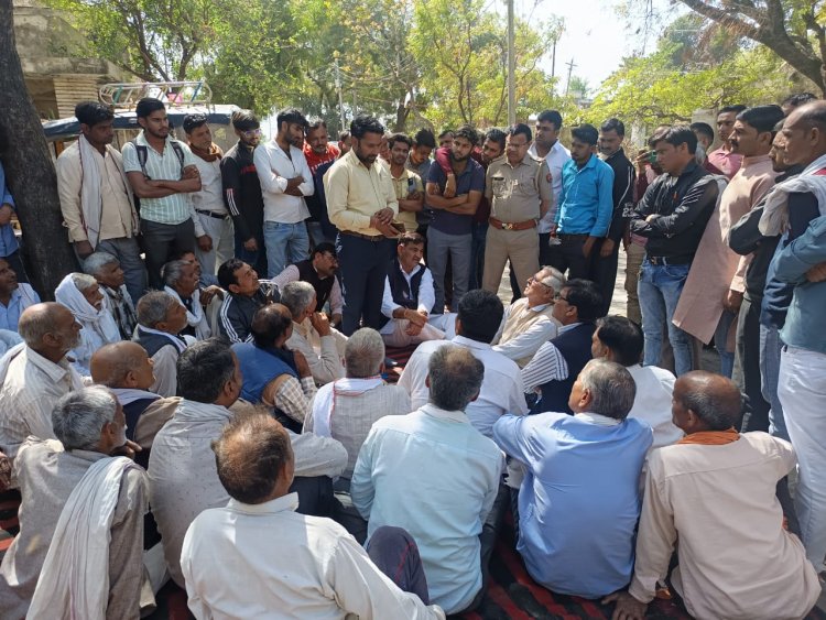 हाईटेशन लाइट से झुलसा विधुत कर्मी लगाया विधुत उपकेंद्र पर ताला किया धरना प्रदशर्न