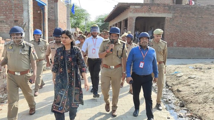जलेसर क्षेत्रान्तर्गत ग्राम मोहनपुरा में शान्ति व कानून व्यवस्था बनाए रखने के दृष्टिगत निकाला गया फ्लैग मार्च