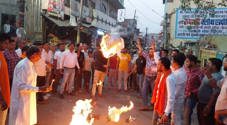 आक्रोशित जनसमूह ने आतंकवाद का पुतला फूंका , सरकार से ठोस कार्रवाई की मांग